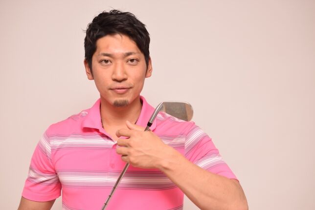 ゴルフウェアで「ピンクのポロシャツ」メンズゴルファー着こなし